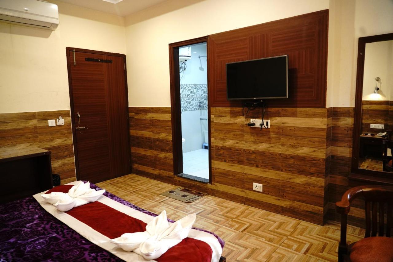Hotel Vishnu Inn Дехрадун Екстериор снимка